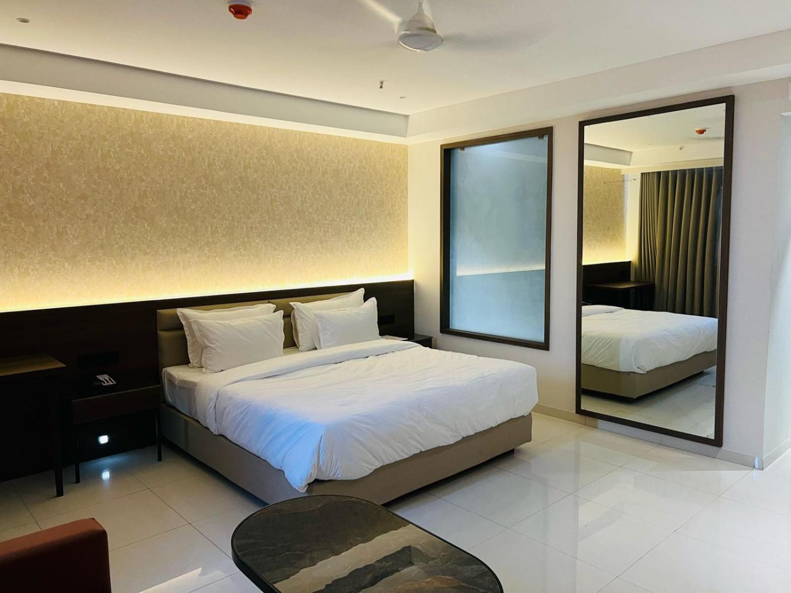 Hotel Mivaante Ahmedabad Buitenkant foto